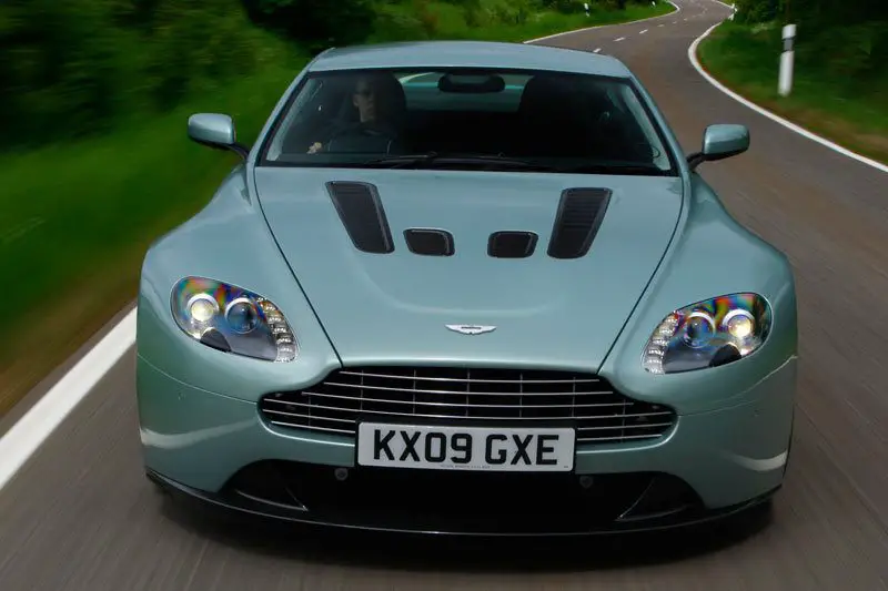 Todos los datos de los coches Aston Martin V8 Vantage 